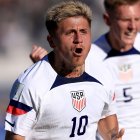 Diego Luna celebra tras marcar el primer gol de los norteamericanos
