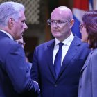 El presidente de Cuba, Miguel Diaz-Canel (i), conversa con el vicepresidente de Rusia, Dmitri Chernyshenko (c)