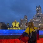 Este es el segundo año consecutivo en que la fuente se ilumina con motivo de la Fiesta Nacional.