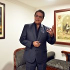 Político. Fernando Villavicencio se dio a conocer con sus reportajes sobre los casos de corrupción en Petroecuador, empresas eléctricas, los sobornos al partido de Rafael Correa, etc.