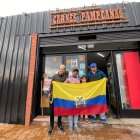Jordy Sizalima (segundo de la izquierda) junto a dos compañeros del trabajo y una de sus dos pequeñas hijas. La carnicería lleva por nombre Pampeanas.