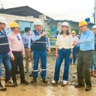 Aguiñaga inspeccionó las maquinarias y equipos para el dragado.