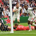 Londres (Reino Unido), 29/06/2021.- Raheem Sterling de Inglaterra celebra el 1-0 durante los octavos de final de la UEFA EURO 2020 entre Inglaterra y Alemania en Londres, Gran Bretaña, el 29 de junio de 2021. (Alemania, Reino Unido, Londres) EFE / EPA / Andy Rain / POOL (RESTRICCIONES: Solo para fines de reportaje de noticias editoriales. Las imágenes deben aparecer como imágenes fijas y no deben emular secuencias de video de acción de partidos. Las fotografías publicadas en publicaciones en línea deben tener un intervalo de al menos 20 segundos entre la publicación.)




London (United Kingdom), 29/06/2021.- Raheem Sterling of England celebrates scoring the 1-0 during the UEFA EURO 2020 round of 16 soccer match between England and Germany in London, Britain, 29 June 2021. (Alemania, Reino Unido, Londres) EFE/EPA/Andy Rain / POOL (RESTRICTIONS: For editorial news reporting purposes only. Images must appear as still images and must not emulate match action video footage. Photographs published in online publications shall have an interval of at least 20 seconds between the posting.)