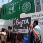 Fotografía de archivo de periodistas que protestan por el asesinato de un colega.