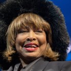Fotografía de archivo del 3 de marzo de 2019 donde aparece la cantante Tina Turner saludando sobre el escenario tras el estreno del nuevo musical "Tina" en Hamburgo, en el norte de Alemania.