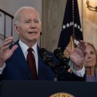 El presidente de los Estados Unidos, Joe Biden, acompañado por la primera dama, la Dra. Jill Biden, hace declaraciones para conmemorar el primer aniversario de los tiroteos en la Escuela Primaria Robb en Uvalde, Texas