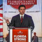 USA7352. ORLANDO (FL, EEUU), 21/05/2023.- El gobernador de Florida, el republicano Ron DeSantis, habla durante la 18 cena de gala anual de la organización Florida Family Policy Council celebrada la noche del sábado en Orlando, Florida (EE.UU.). Ron DeSantis, quien según medios estadounidenses la próxima semana podría oficializar su participación en las primarias de ese partido para las elecciones de 2024, sigue sin contar con el favor de las encuestas.