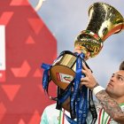 Rome (Italy), 24/05/2023.- Inter"Äôs forward Lautaro Martinez celebrates with the trophy after winning the Coppa Italia Final soccer match between ACF Fiorentina and FC Inter, in Rome, Italy, 24 May 2023. (Italia, Roma) EFE/EPA/CLAUDIO PERI