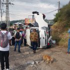 Se registró un volcamiento en la av. Simón Bolívar, en el sector Loma de Puengasí.