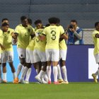Los jugadores de la selección ecuatoriana sub-20 festejaron desahogados el gol de la victoria del martes ante Eslovaquia. El conjunto lució más ordenado y con una idea de juego que no demostraron ante Estados Unidos.