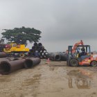 Acciones. Las tuberías metálicas son movilizadas hasta los sitios en donde van a depositar los sedimentos.