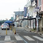 Carpas y carteles cubren este tramo.