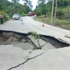 Impresionante cráter se abrió en la vía Cuenca-Girón-Pasaje impidiendo el paso de los vehículos en la zona.
