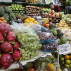 Fotografía de un puesto de venta de frutas y verduras en un mercado, en una imagen de archivo.