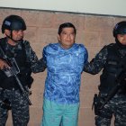 Fotografía cedida por la Fiscalía General de El Salvador que muestra al presidente del equipo Alianza FC, Pedro Hernández (c), tras su detención hoy, en San Salvador (El Salvador).