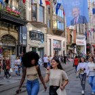 La gente camina bajo un cartel de la campaña electoral del candidato presidencial turco Kemal Kilicdaroglu, líder del opositor Partido Popular Republicano (CHP), en la calle Istiklal en Estambul, Turquía, el 22 de mayo de 2023