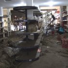 El agua y el lodo que arrastró la creciente causó daños dentro de un supermercado en Caluma.