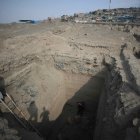 Pistas. Un investigador en el sitio de excavación arqueológica en Huaral.