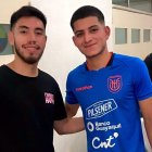 Francisco Miranda (i) y otro colega argentino (atrás) fueron los encargados de cortarle el cabello a los jugadores de la Mini-Tri.