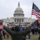 Seguidores de Donald Trump, flamean banderas frente al Capitolio en Washington el 20 de enero de 2020