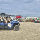 Policías patrullan por la playa de Atacames, provincia de Esmeraldas, previo al feriado por la Batalla del Pichincha.