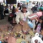 Riobamba. Varios niños se acercan a observar las recreaciones que se exhiben en una feria.
