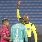 El arquero de Independiente del Valle, Moisés Ramírez, recibe amonestación de tarjeta roja.