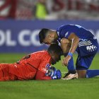 El arquero Pedro Ortiz de Emelec es felicitado hoy por su compañero Aníbal Leguizamón (d) tras atajar un balón contra Huracán, durante un partido por el Grupo B de la Copa Sudamericana en el Estadio Tomás Adolfo Ducó en Buenos Aires (Argentina).