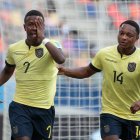 El extremo Alan Minda (i) aportó con un doblete.