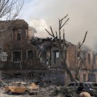 Dnipró. Bomberos en la clínica atacada ayer por los rusos.