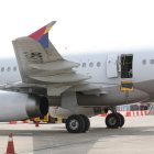 El avión de la Asiana Airlines, en el aeropuerto de Daegu, tras el aterrizaje de emergencia.