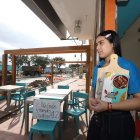 1. Los negocios. Prácticamente vacíos y sin clientes, así se encuentran la mayoría de establecimientos ubicados en la avenida Isidro Ayora