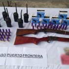 Hallazgo. Se encontraron diez radios de comunicación además de las municiones.