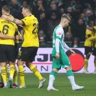 Bremen (Germany), 11/02/2023.- Dortmund"Äôs players celebrate the 2-0 lead during the German Bundesliga soccer match between SV Werder Bremen and Borussia Dortmund in Bremen, Germany, 11 February 2023. (Alemania, Rusia) EFE/EPA/FOCKE STRANGMANN CONDITIONS - ATTENTION: The DFL regulations prohibit any use of photographs as image sequences and/or quasi-video.