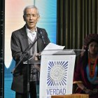 Bogotá. El padre Francisco de Roux, en el acto de entrega.