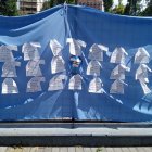 Manifestaciones. Bandera colocada en Buenos Aires por activistas en noviembre pasado en una de las llamadas “Plazas por la identidad”.
