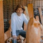 Proyección. Andrés Aguirre junto a uno de sus trabajos.