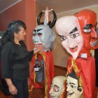 Museo. Janeth Cortés muestra algunas de las máscaras de la reserva.