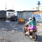 Las "naves" que transitan por esa vía terminan apaleadas por los baches.