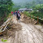 Socavón. La crecida del río Soloma en el cantón Echendía, afectó las bases de un puente de acceso y casas, 13 familias fueron evacuadas.