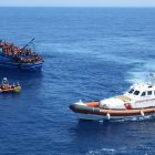 El barco de salvamento ha rescatado a las personas que iban en la barcaza a la deriva.