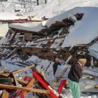 Ciudadanos quedaron enterrados en la nieve y escombros.