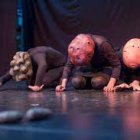 La actriz y dramaturga Juana Guarderas lidera la obra de teatro.