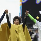 Michele Kang (c) junto a las jugadoras del club Washington Spirit, actual líder de la liga estadounidense de balompié.