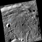 Fotografía publicada por la NASA tomada el 26 de abril de 2023 por la sonda Lunar Reconnaissance Orbiter (LRO) donde se muestra un detalle de la superficie lunar con varios objetos en el lugar de alunizaje de la sonda japonesa Hakuto-R. La agencia aeroespacial estadounidense NASA publicó hoy una serie de imágenes donde se aprecian lo que parecen ser restos de la sonda japonesa Hakuto-R, que se habría estrellado en la Luna mientras intentaba hacer un aterrizaje pionero. EFE/Centro de Vuelo Espacial Goddard de la NASA/Universidad Estatal de Arizona /SOLO USO EDITORIAL /NO VENTAS /SOLO DISPONIBLE PARA ILUSTRAR LA NOTICIA QUE ACOMPAÑA /CRÉDITO OBLIGATORIO /MÁXIMA CALIDAD DISPONIBLE