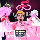El ciclista esloveno Primoz Roglic (Jumbo Visma), con el jersey rosa, celebra en el podio tras vencer en la penúltima etapa y meterse líder en la general del Giro de Italia