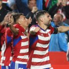 El delantero albanés del Granada CF, Myrto Uzuni, festejó el primer gol.