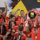 Los jugadores del Benfica celebraron con su hincha en un estadio lleno hasta las banderas.