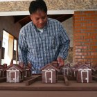 Plano. Carlos Gerl, coordinador de la exposición, observa casas de chocolate en miniatura de la Ciudad Cacao.