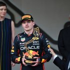 Max Verstappen (C) recibé el trofeo de campeón de manos del Príncipe Alberto de Mónaco y su esposa la princesa Charlene.